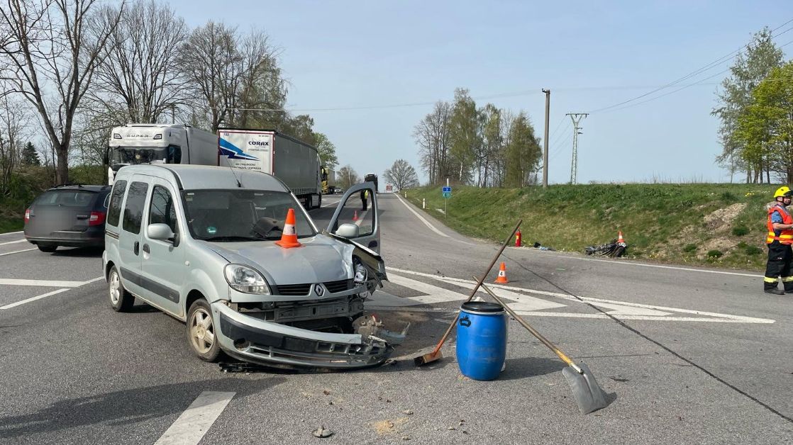 Řidič renaultu zřejmě přehlédl na Českokrumlovsku motorkáře, oba skončili v nemocnici